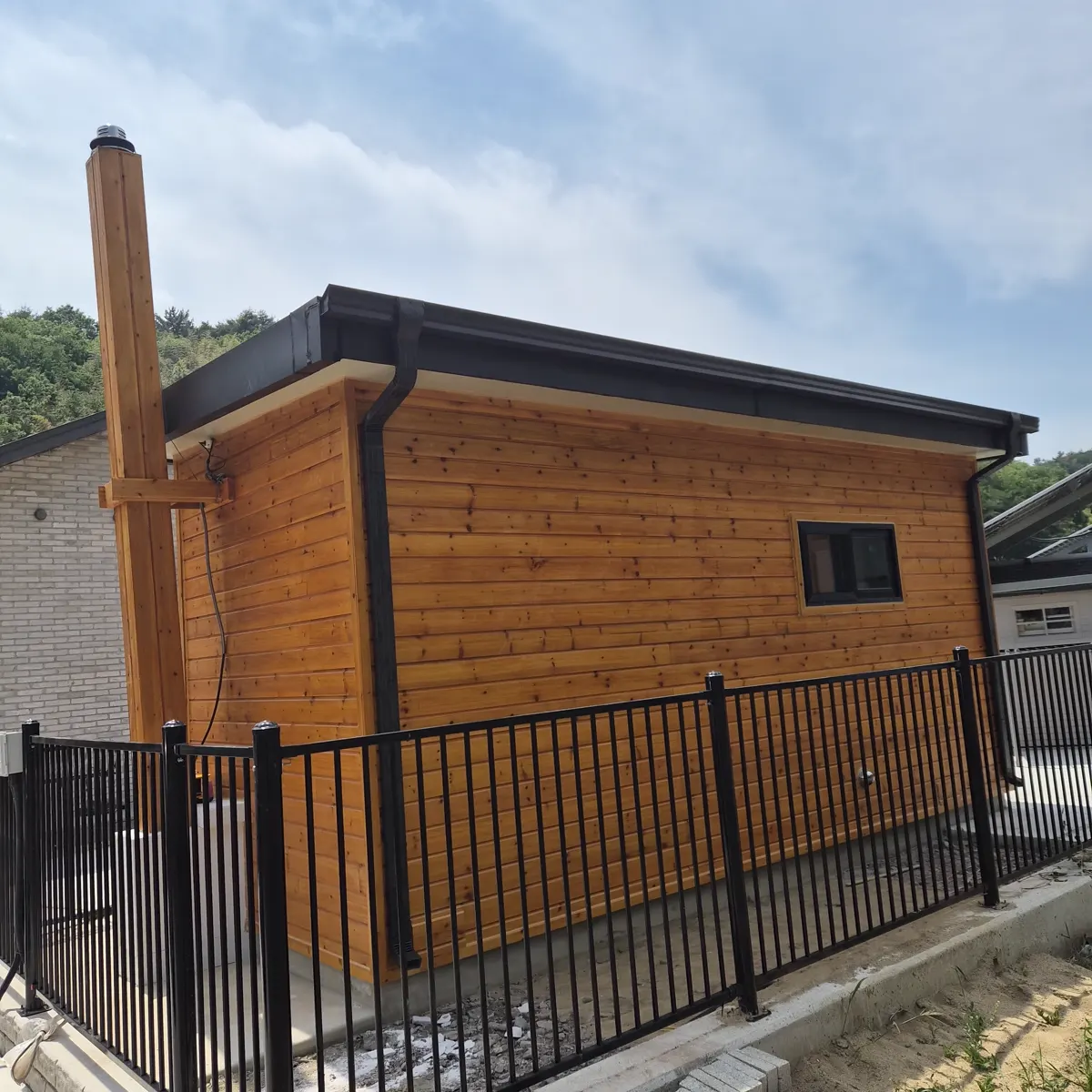 진주에 설치된 목재 마감 불멍구들과 데크