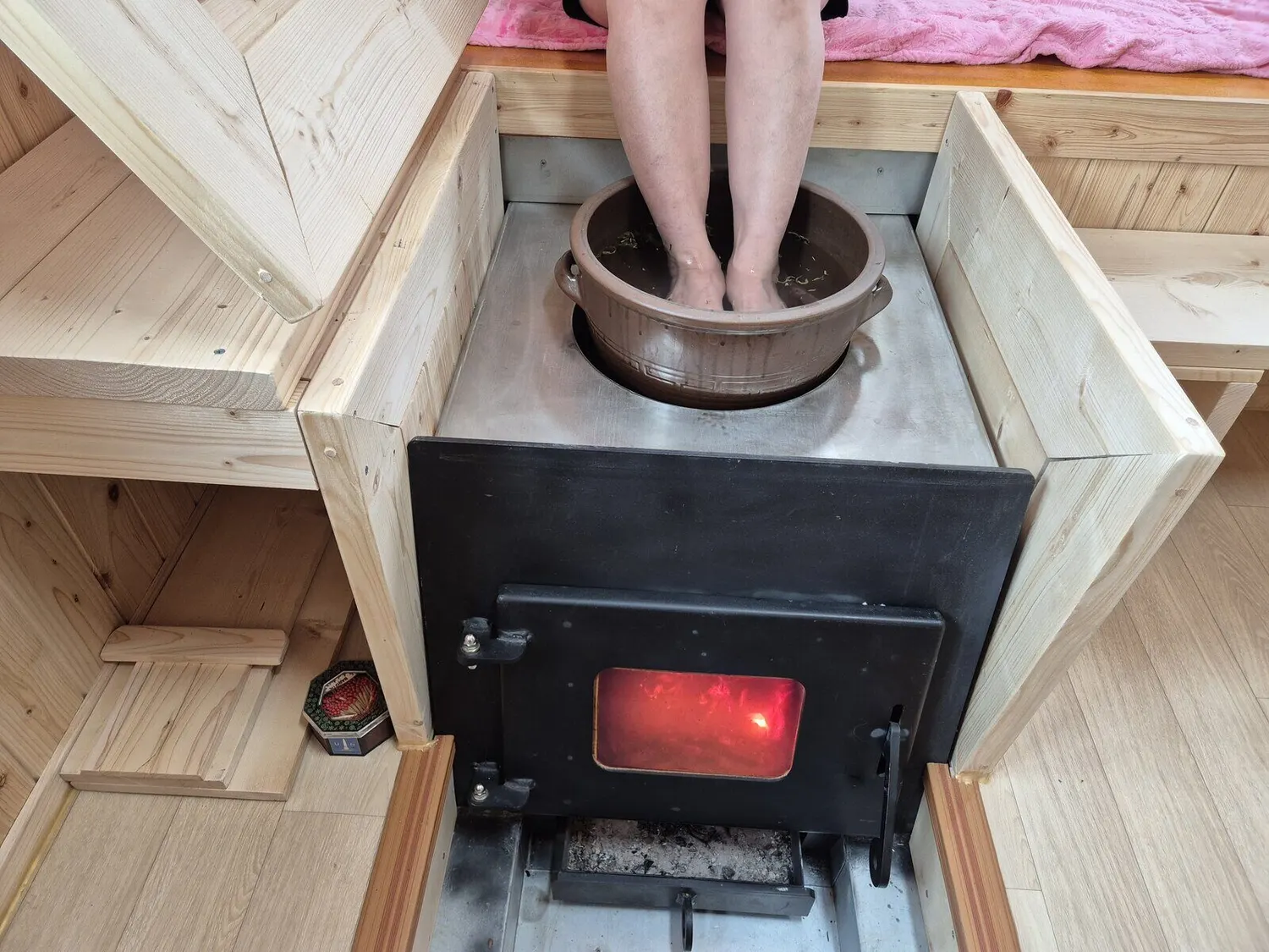 벽난로 위 항아리에 발을 담근 족욕